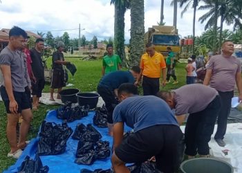 Tampak Kasat Binmas AKP Rahmad Saleh Nainggolan bersama Wakapolres Kompol Sugianto sedang melakukan pembagian 300 paket daging sapi di Mapolres Palas. Jum'at (28/02/2025)