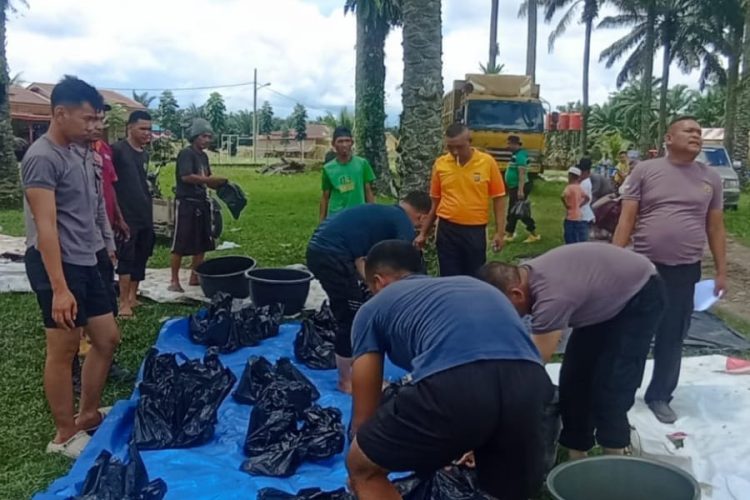 Tampak Kasat Binmas AKP Rahmad Saleh Nainggolan bersama Wakapolres Kompol Sugianto sedang melakukan pembagian 300 paket daging sapi di Mapolres Palas. Jum'at (28/02/2025)